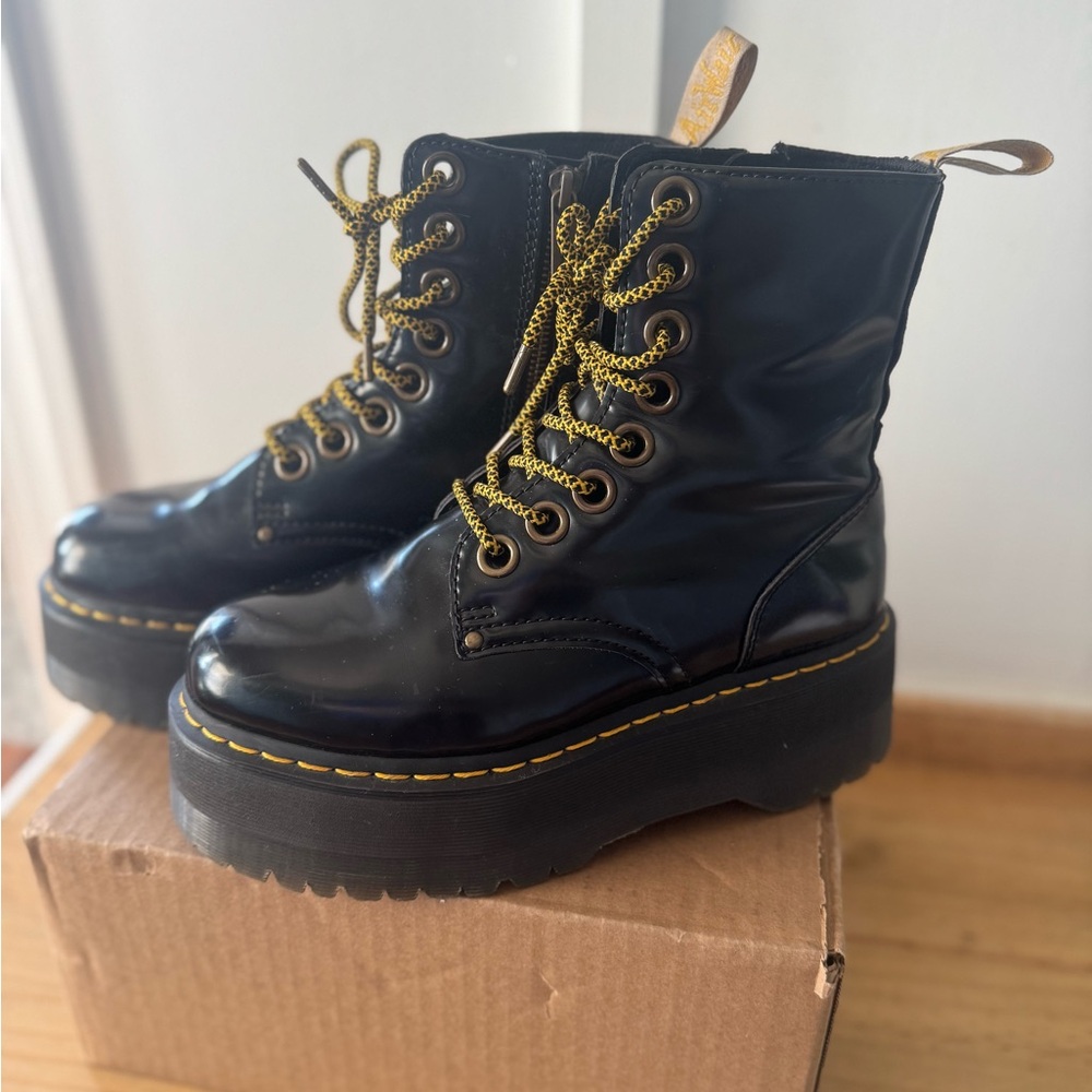 Dr Marten’s Platform Vegan Jadon Max size 39/8